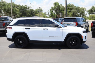 2023 Jeep Grand Cherokee Laredo 4x2