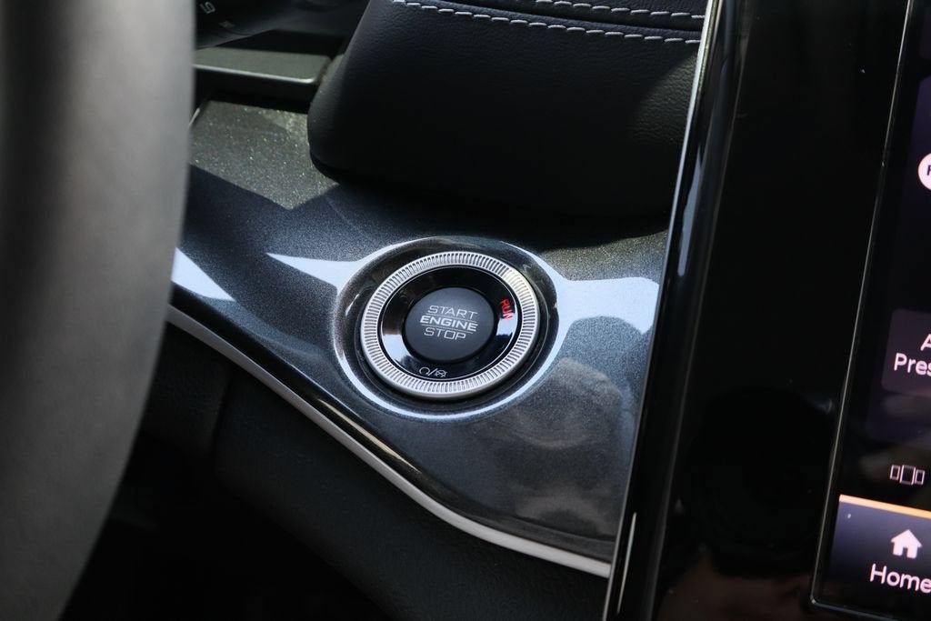 2023 Jeep Grand Cherokee Laredo 4x2