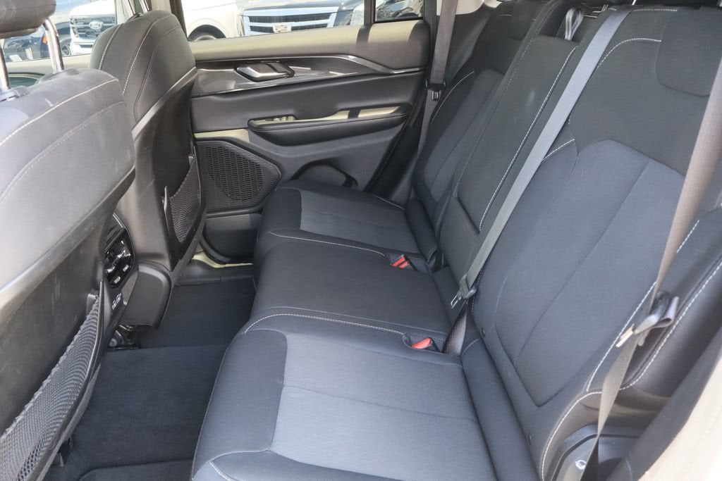 2023 Jeep Grand Cherokee Laredo 4x2