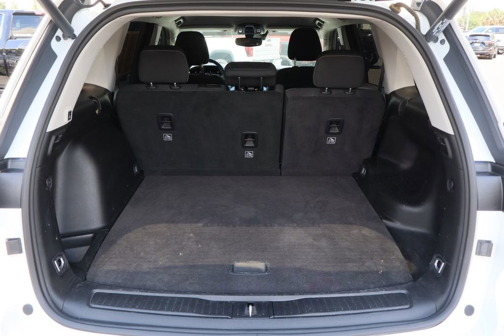 2023 Jeep Grand Cherokee Laredo 4x2