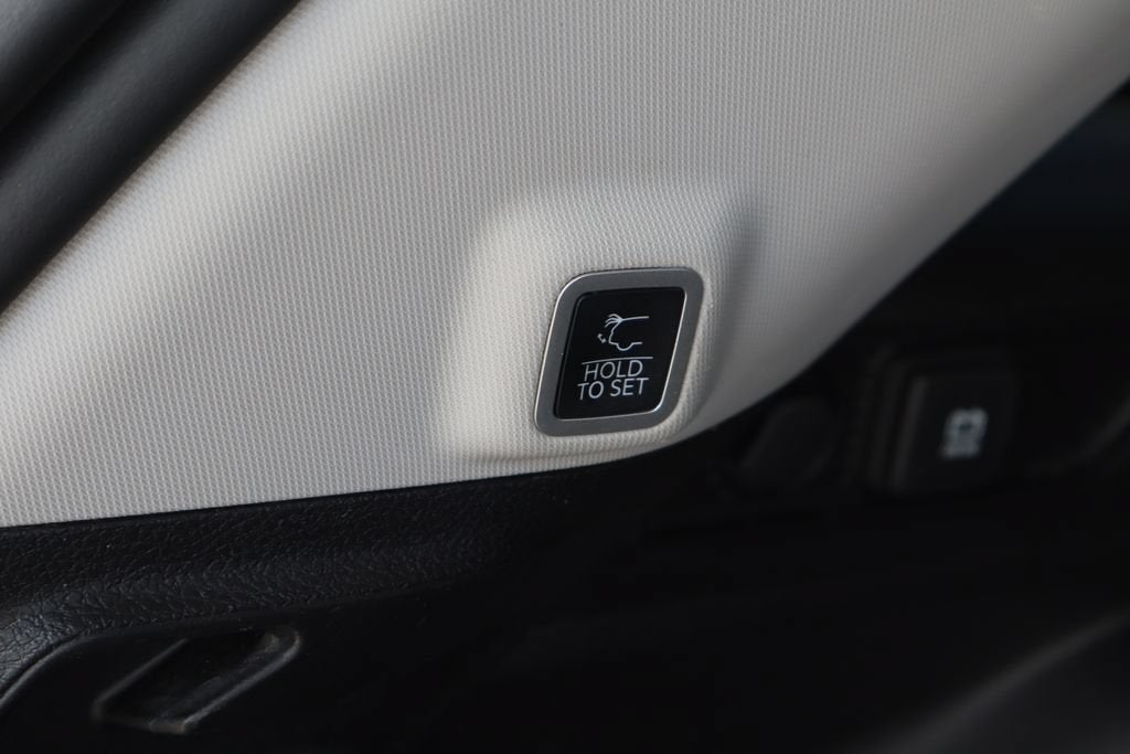 2023 Jeep Grand Cherokee Laredo 4x2