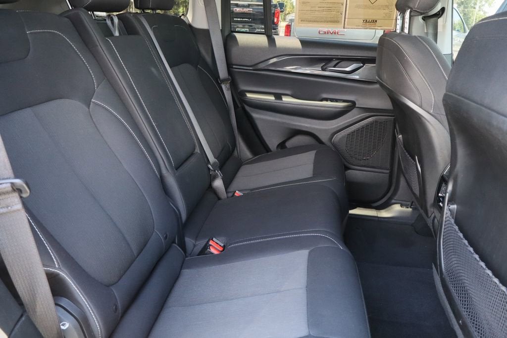 2023 Jeep Grand Cherokee Laredo 4x2