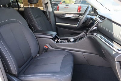2023 Jeep Grand Cherokee Laredo 4x2