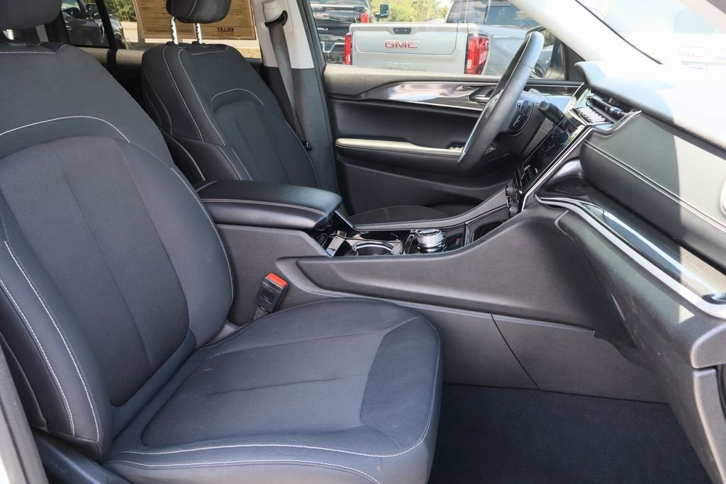 2023 Jeep Grand Cherokee Laredo 4x2
