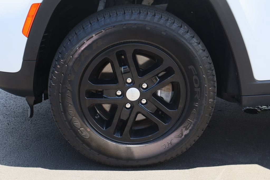 2023 Jeep Grand Cherokee Laredo 4x2